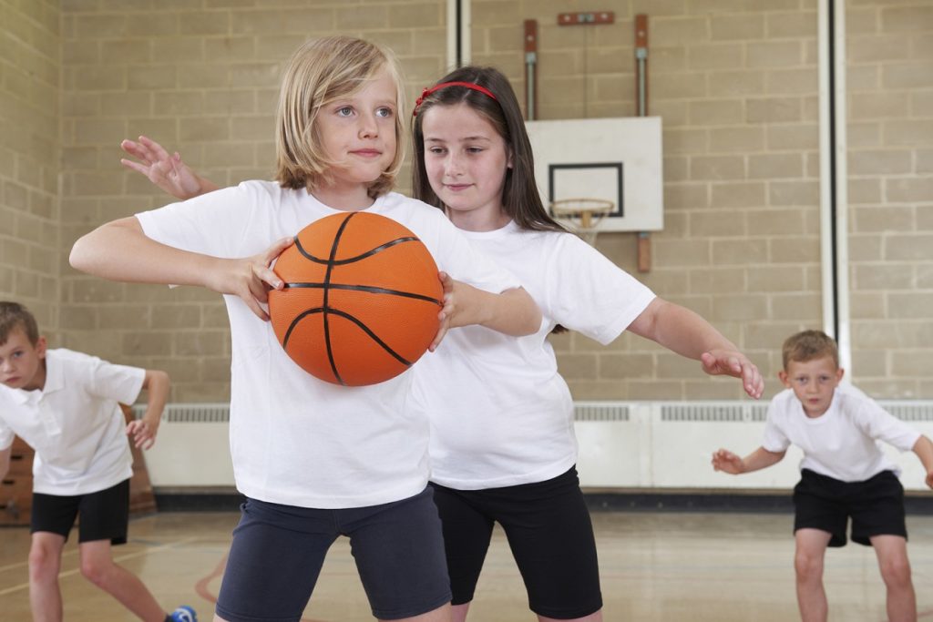 baloncesto entrenando ninos