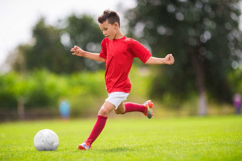 nino jugando futbol