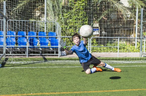 Cómo parar un balón de fútbol como Camuñas o Anita